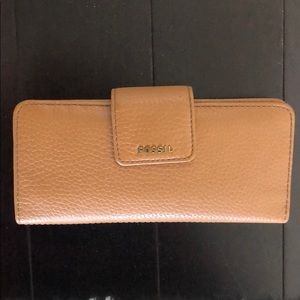 Fossil women’s tan pebble leather wallet